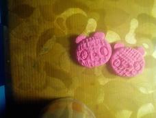 用粘土，做一个华夫饼模，弄出华夫饼样子，用小熊模压出来好了。