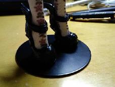 灵感来自obitsu娃娃的磁石脚。穿上改造后的磁石鞋可以帮助自重较轻or平衡较好的娃娃在铁质平面上无需支架站稳。