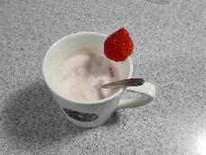 今天吃草莓的时候，那个味道突然让我回忆起小时候妈妈做的草莓奶昔。。。。。