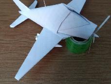 利用A4纸，折叠并粘贴，制作纸飞机
