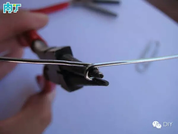 【DIY饰品】用金属别针制作波西米亚风格蝴蝶手链 第5步