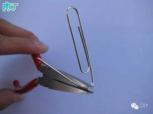 【DIY饰品】用金属别针制作波西米亚风格蝴蝶手链 第4步