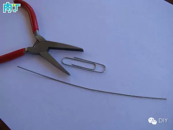 【DIY饰品】用金属别针制作波西米亚风格蝴蝶手链 第3步
