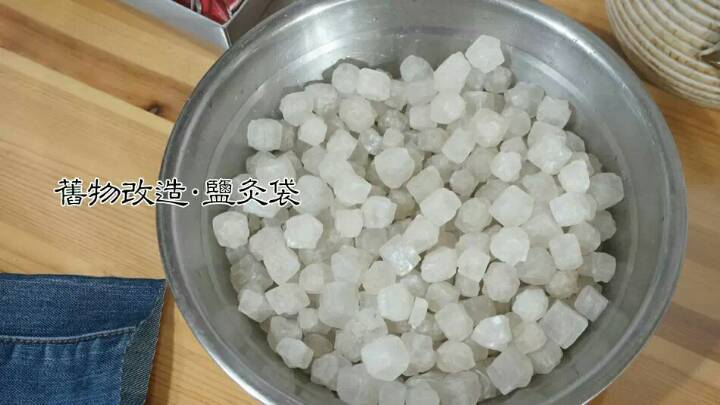 旧牛仔裤变身盐灸袋 第2步