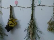 之前买了不少干花花瓶摆不下，突发奇想做个干花钩呗，在家里的墙面就可以挂哒！