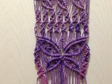 还是我最爱的紫色...需要一点基础的编织，会用到平结，斜卷。