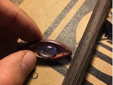 木片造型的戒指顶 粗粘了玻璃戒面 准备上铜托 换胶上戒指面