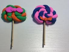 颜色随意，取两个颜色搓成小球，在搓成长条，两个长条拧在一起，在卷起，还可以加点简简单单的装饰！