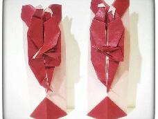 把两人的甜蜜爱情用折纸的方式诠释出来，两人相拥在折纸爱心下，定格的不仅仅是一个瞬间，还有深深的爱意！
原创是Eugeny Fridrikh，图片均为实拍