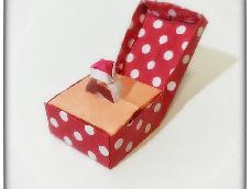 这个戒指礼盒是由戒指盒子（外面和里面）以及戒指组成的！特别可爱，作为情人节礼物也是不错的选择哦！
创意来自网络，图片均为实拍！