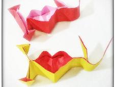 这款心形折纸大全的制作实际上是一个经典的折纸构型样式。我个人很喜欢这种一纸成型的简约范，你们呢？
创意来自网络，图片均为实拍