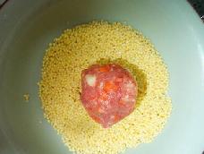 肉沫加红萝卜沫加盐做成丸子、外面粘上一层小米