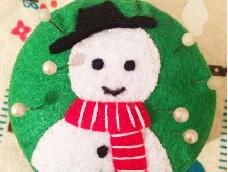 最近下雪 所以想到做一个雪人小针插 材料步骤都不难 主要靠手缝