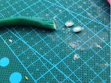 1拿出一些透明树脂土2拿出浅绿色颜料和翠绿色颜料3先刷些许浅绿色颜料再刷一点许翠绿色颜料4斜着切开！
