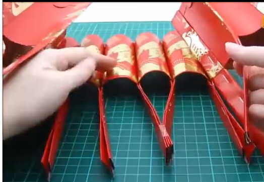 春节过后,红包袋一大堆千万别扔,教你用红包袋做把喜庆的小扇子 第21步