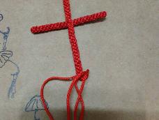 这一个红绳十字架需要的材料很简单只有绳子四根，一双手，但还需要您付出毅力和细心！！