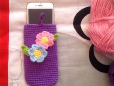 朋友要求用紫色的毛线，随意用两朵小花装饰