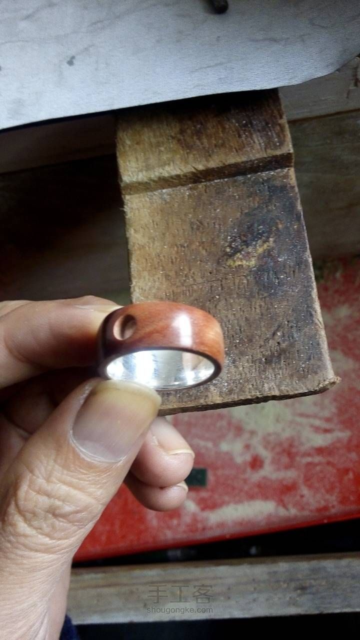 镶嵌宝石的纯银红木戒指 第8步