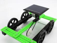 太阳能小车皮带版是一款组装式的太阳能小车，利用太阳能作为运行动力，动脑动手安装之后，放到阳光下就可以前进了，本款产品是通过一大一小两个带轮进行传递动力，是一款以皮带作为动力传递装置的太阳能科普套件，是一款优秀的亲子教育材料。