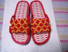 使用中国结线编织的拖鞋，漂亮 ，实用