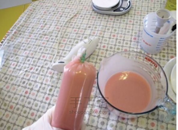 【手工皂经验】简易方法巧做圆皂（冷制皂和皂基热融皂都可以） 第4步