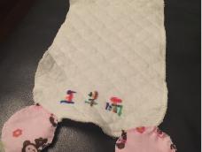宝宝第一天上幼儿园，老师要求带上隔汗巾，一时找不到地方买，就找了小时候用过的尿片自己缝起来