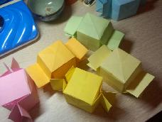 嗯……用纸折成的糖果，可以做装饰品哦！
