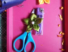 缎带花做法工具见详细介绍。