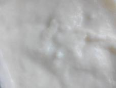 酸奶中的乳酸，有不错的保湿功效，还有去角质作用，可让肌肤快速恢复光泽。