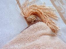 家里俩个男人睡觉常常出很多汗、枕头都湿了、想了很多办法、那天买回很多毛巾、有啦！把毛巾改改、不错……
