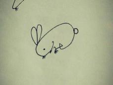 簡單的幾筆畫出來的簡單的小老鼠，也可以畫成小兔子，這都是整個童年和爺爺的記憶。