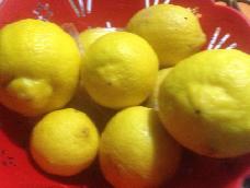 用几个柠檬，一个柚子皮和肉加冰糖炒制，完成后加蜂蜜，这样它具有美白，防治心血管疾病，祛痰非常好