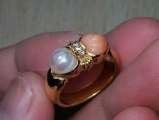 朋友戒指上面的心掉了，原本是用珍珠贝母刻的，现在改用珍珠~
