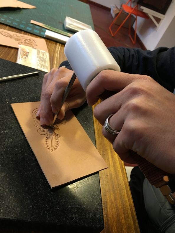 洛可郡——零基础手工皮雕卡包制作 第10步