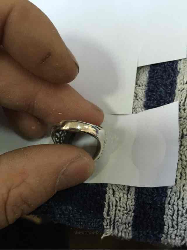 手工打磨镶嵌蜜蜡复古戒指。 第4步