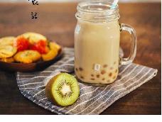 觉得用红茶包+牛奶+炼乳的做法最简单好喝，珍珠也是自制的，用的红糖和木薯粉，颜色偏淡很Q弹。