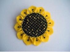 简单的不织布教程，向日葵花朵可以做成胸针也可以做成头花或者其他装饰。都很百搭哦。