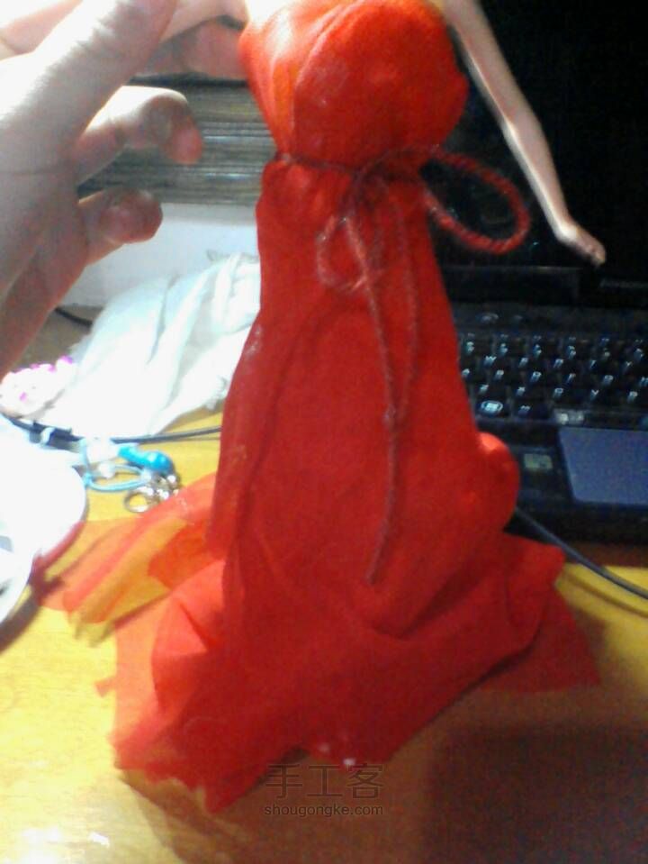 娃娃的红色礼服三件套。 第12步
