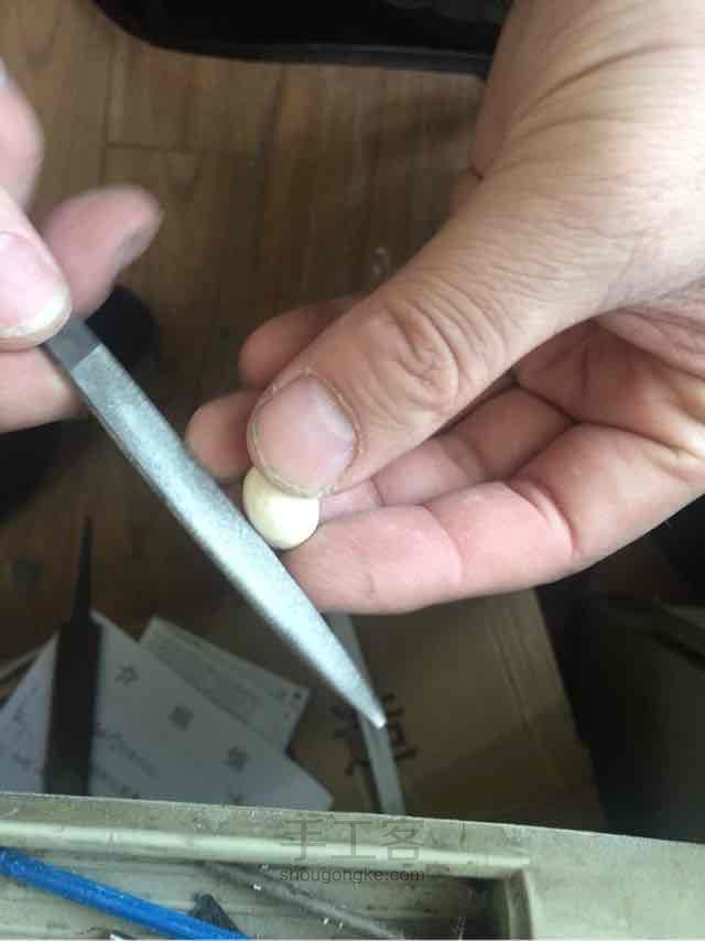 手工打磨镶嵌猛犸象牙复古戒指。 第5步