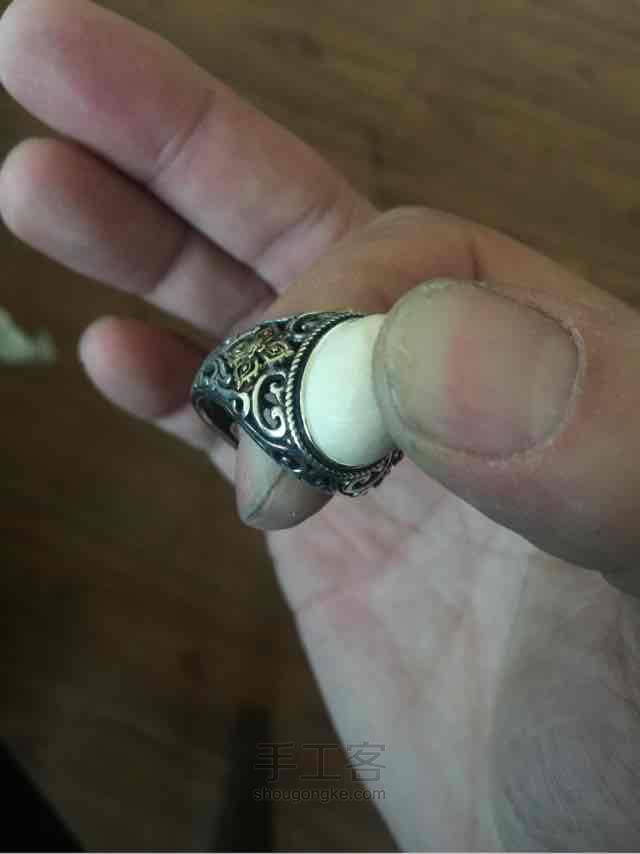 手工打磨镶嵌猛犸象牙复古戒指。 第7步