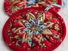 简单的拼布杯垫，也可以作为装饰挂坠。通过布与布直接的配色和重叠形成了美丽的花纹图样，通过不同配色可以展现多种风格。