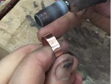 我们用最短的时间做一个“玫瑰金”戒指，包含打磨、焊接、抛光的工序和工艺。