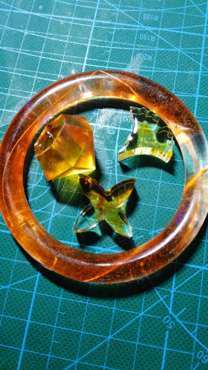滴胶手镯钻石各种各样的形状 第1步