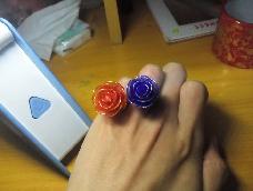 用铁丝，丝网做成的玫瑰花戒指。小巧美丽。