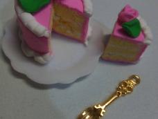 一个粉色玫瑰蛋糕~美美哒~记得收藏~有参考泥娃娃的巧克力草莓蛋糕🎂已注明，管理不要删除