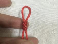蛇结的编织其实练熟悉了就是一根从后面往前绕，另一根从前面往后面绕，拉线的时候注意不要一下拉太紧。