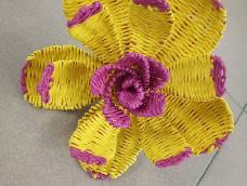 用简单的纸藤编织组合成花朵