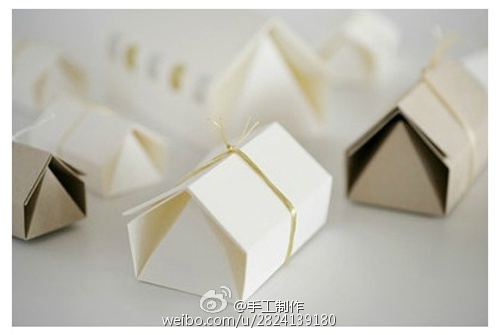 转 立体小房子礼物盒包装的折纸教程 第1步