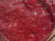 简简单单的草莓酱，自制的毕竟不放防腐剂，色素什么的，吃个健康