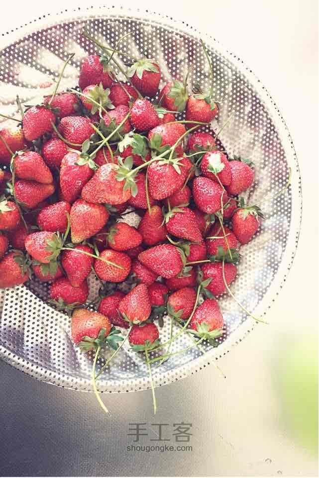 草莓草莓我爱你，把你装在罐子里。 第1步